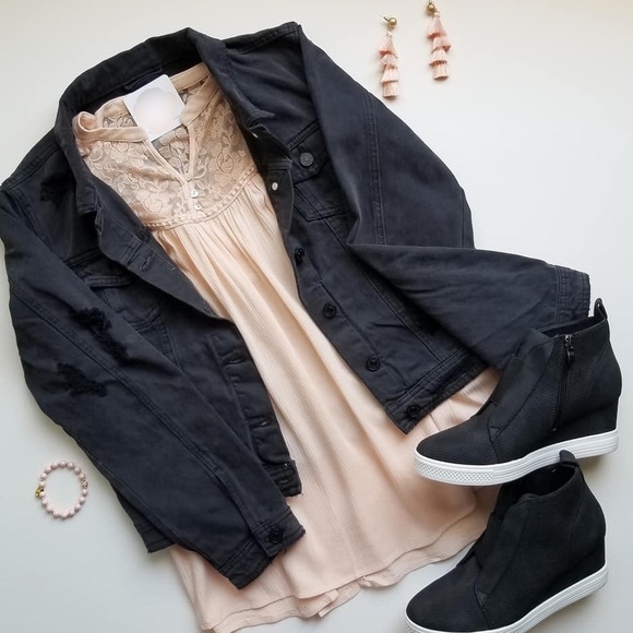 FINAL SALE❗️KanCan Black Distressed Denim Jacket - Picture 7 of 8